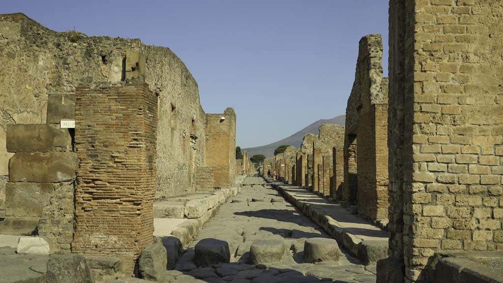 Via Stabiana, August 2021.
Looking north between VII.1, on left, and IX.1, on right, from Holconius’ crossroads. Photo courtesy of Robert Hanson.