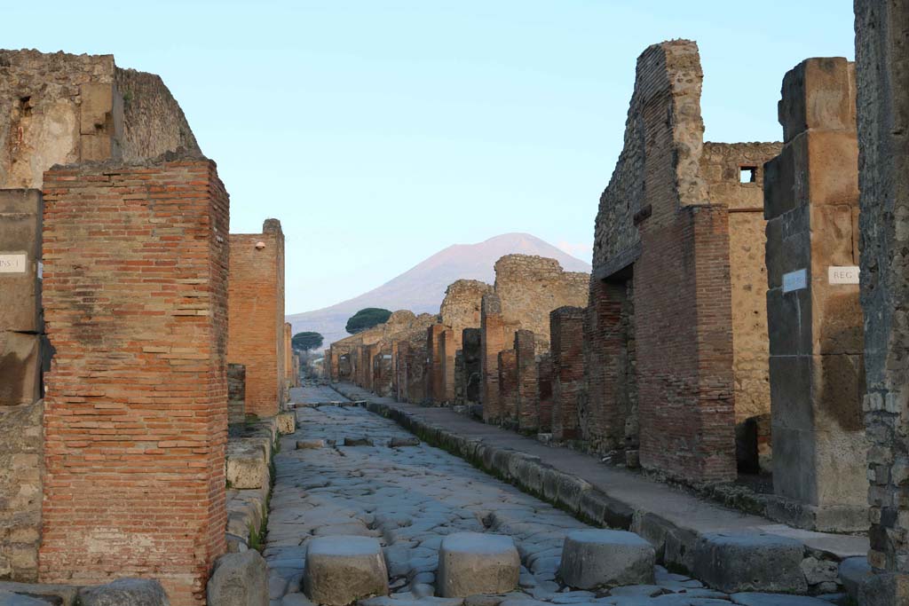 Via Stabiana, Pompeii. December 2018.
Looking north from Holconius’ crossroads, between VII.1, on left, and IX.1, on right. Photo courtesy of Aude Durand.