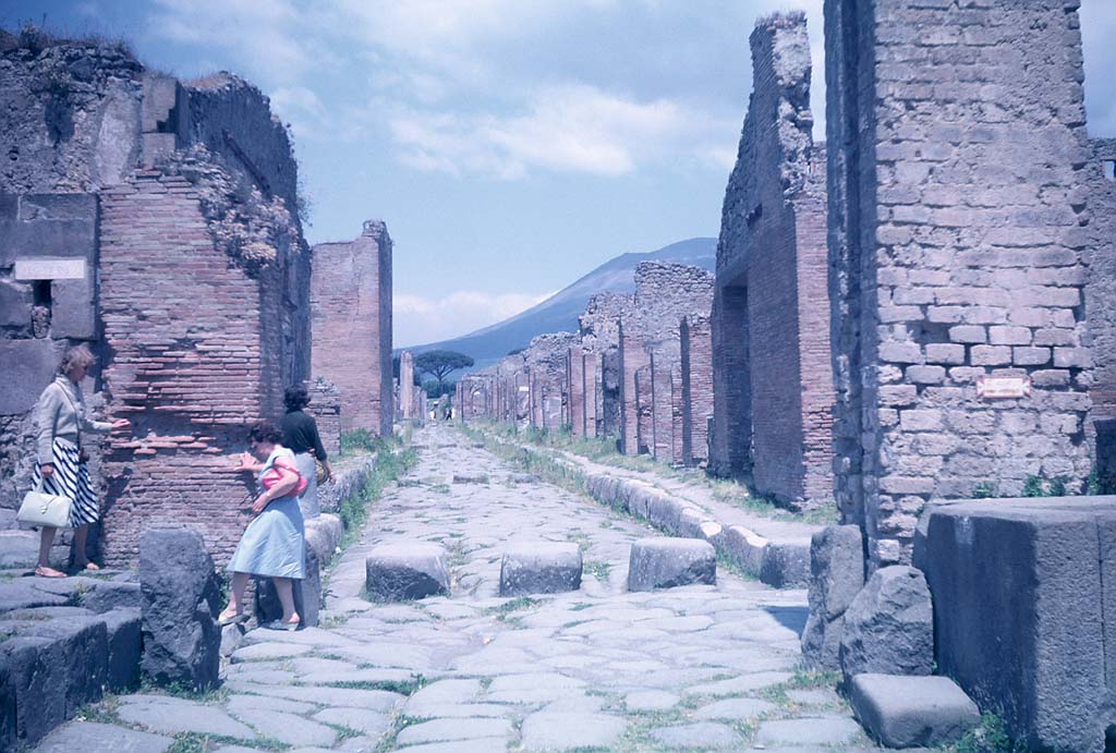 Via Stabiana, Pompeii. June 1962.
Looking north, from Holconius crossroads with Via dell’Abbondanza. Photo courtesy of Rick Bauer.