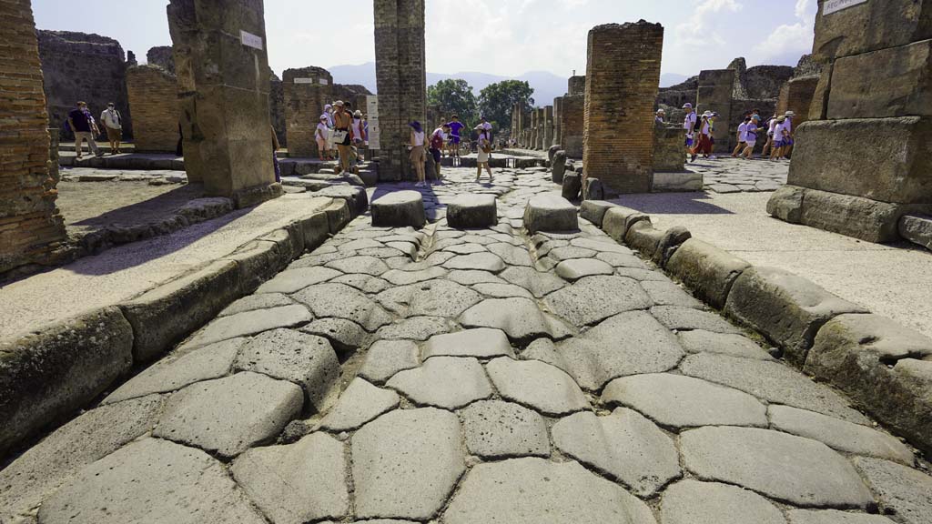 Via Stabiana, Pompeii. August 2021.
Looking south towards junction with Via dell’Abbondanza, at Holconius’ crossroads. Photo courtesy of Robert Hanson.