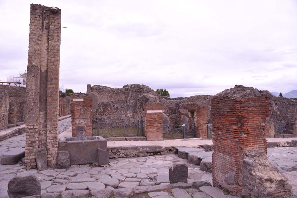 Via Stabiana, Pompeii. October 2019.
Looking east across Via Stabiana at Holconius’ crossroads, with junction of Via dell’Abbondanza, on left.
Foto Tobias Busen, ERC Grant 681269 DÉCOR.