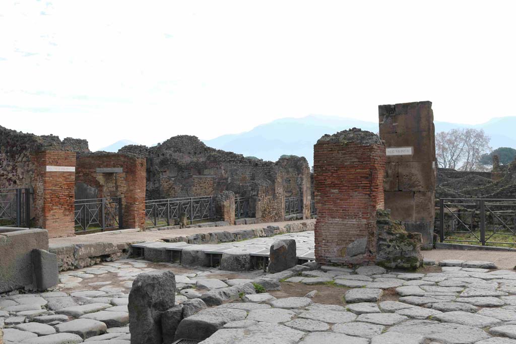 Via Stabiana, from Via dell’Abbondanza. December 2018. Looking south-east across Holconius’ crossroads. Photo courtesy of Aude Durand.