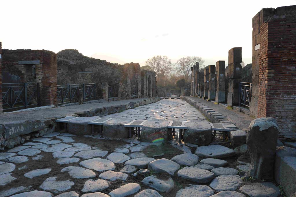 Via Stabiana. December 2018. Looking south between I.4 and VIII.4, from Holconius’ crossroads. Photo courtesy of Aude Durand.