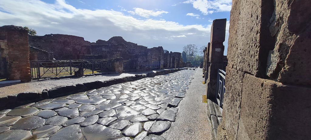 Via Stabiana, Pompeii. April 2022.
Looking south between I.4 and VIII.4, from VIII.4.17, on right. Photo courtesy of Giuseppe Ciaramella.