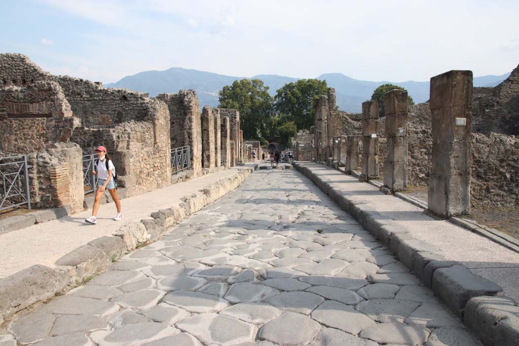 Via Stabiana. September 2021. Looking south between I.4 and VIII.4. Photo courtesy of Klaus Heese.