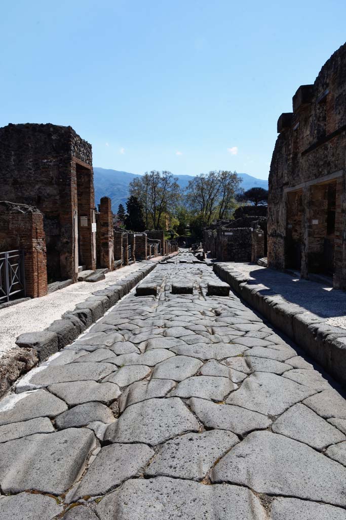 Via Stabiana, Pompeii. April 2021.
Looking south from between I.4, on left and VIII.4, on right, towards Porta Stabia/Stabian Gate.
Photo courtesy of Nicolas Monteix.