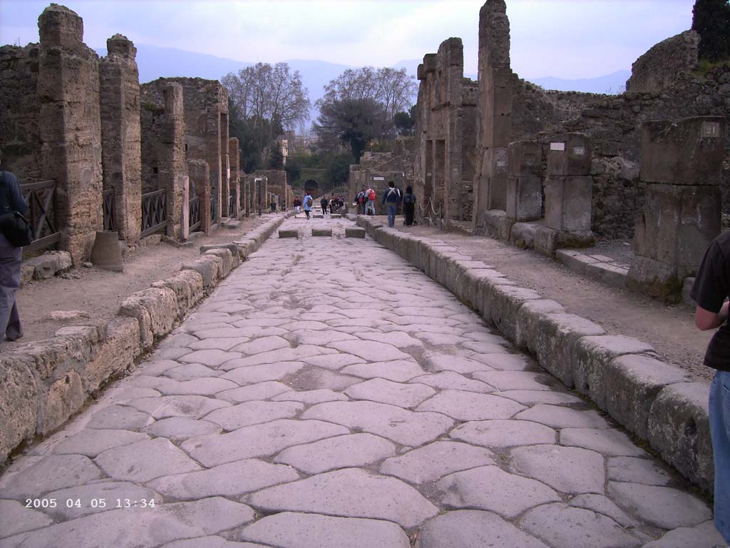 Via Stabiana, Pompeii. April 2005. Looking south towards Porta Stabia/Stabian Gate. Photo courtesy of Klaus Heese.