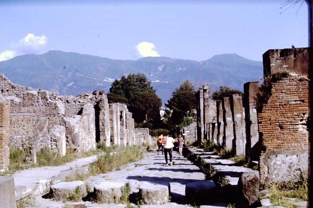 Via Stabiana, Pompeii. 1968. Looking south from Holconius crossroads between I.4 and VIII.4. Photo by Stanley A. Jashemski.
Source: The Wilhelmina and Stanley A. Jashemski archive in the University of Maryland Library, Special Collections (See collection page) and made available under the Creative Commons Attribution-Non Commercial License v.4. See Licence and use details.
J68f0064