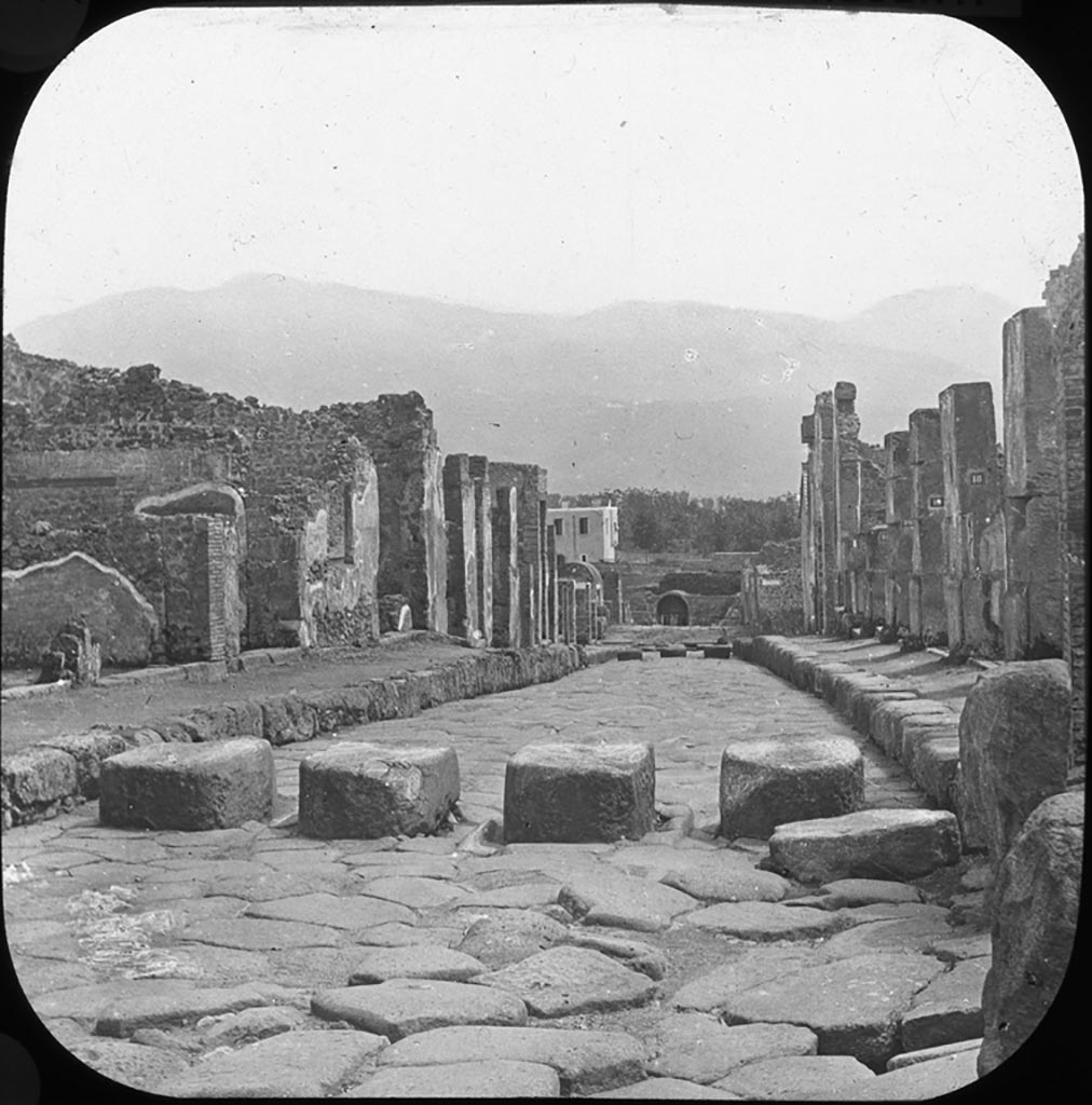 Via Stabiana, Pompeii. Looking south from Holconius crossroads, between I.4 on left, and VIII.4 on right.
Photo by permission of the Institute of Archaeology, University of Oxford. File name instarchbx208im 023. Resource ID. 44349.
See photo on University of Oxford HEIR database