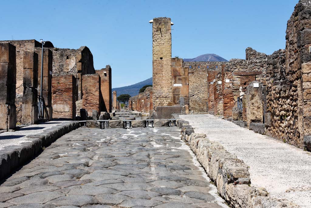 Via Stabiana. April 2021.
Looking north towards Holconius’ crossroads, from between VIII.4, on left, and I.4, on right. Photo courtesy of Nicolas Monteix and Sandra Zanella.