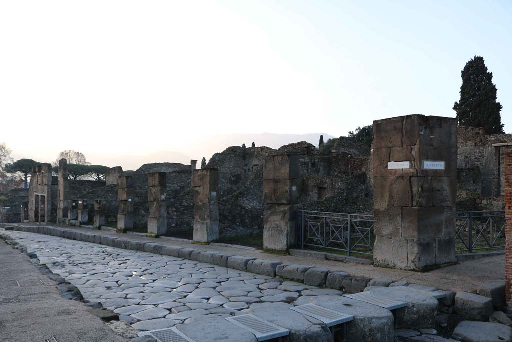 Via Stabiana, Pompeii. December 2018.
Looking south along west side of roadway, from VIII.4.28, on left, to VIII.4.17a/17, on right. Photo courtesy of Aude Durand.