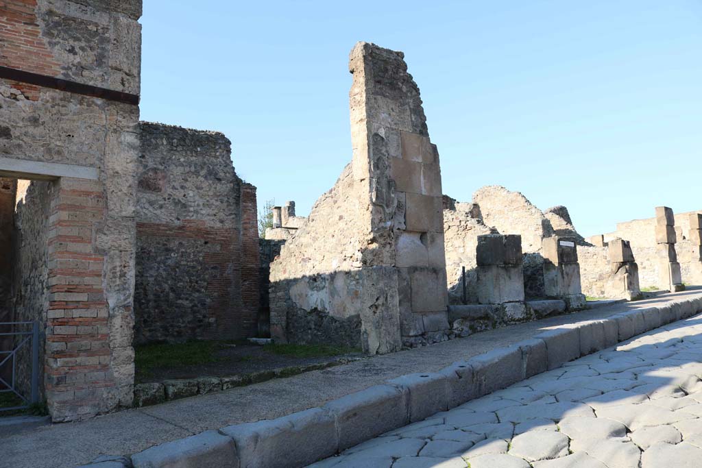 Via Stabiana, Pompeii. December 2018.
Looking north along west side of roadway from VIII.4.26, on left, to VIII.4.20, on right. Photo courtesy of Aude Durand.