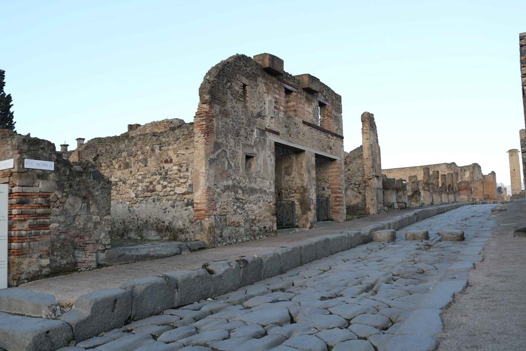 Via Stabiana, west side, Pompeii. December 2018.
Looking north along west side of roadway, from VIII.4.28, on left, to VIII.4.17a/17, on right. Photo courtesy of Aude Durand.