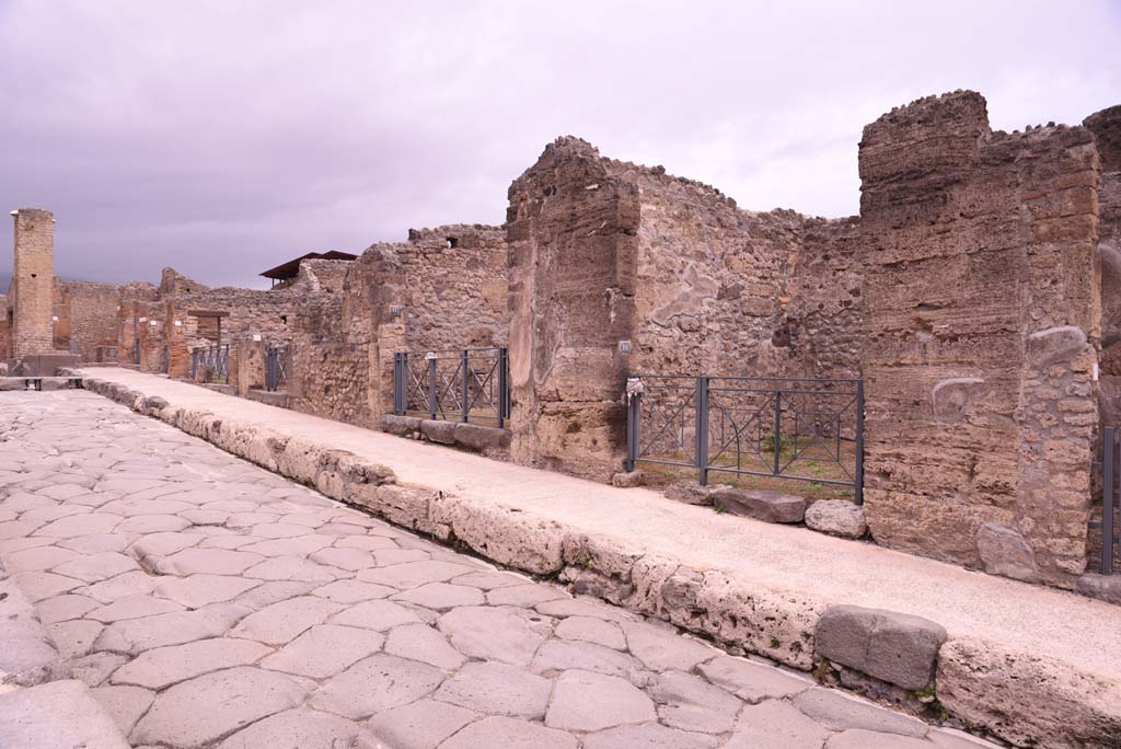 Via Stabiana, east side, Pompeii. October 2019. Looking north-east on Via Stabiana, from I.4.10, on right.
Foto Tobias Busen, ERC Grant 681269 DÉCOR.
