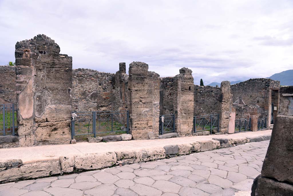 Via Stabiana, east side, Pompeii. October 2019. Looking south-east on Via Stabiana, from I.4.11, on left to I.4.5, on right.
Foto Tobias Busen, ERC Grant 681269 DÉCOR.
