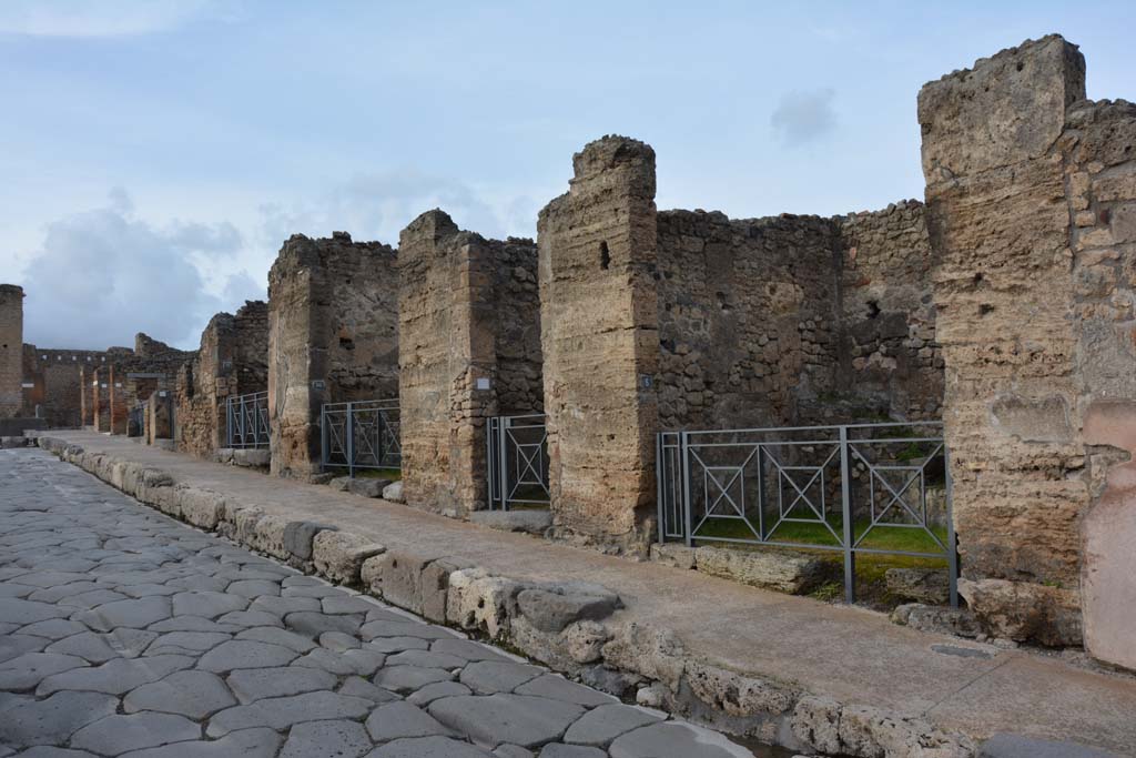 Via Stabiana, east side, Pompeii. March 2018. Looking north along Via Stabiana, with entrance to I.4.8, on right.
Foto Tobias Busen, ERC Grant 681269 DÉCOR
