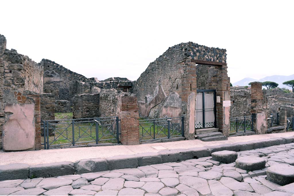 Via Stabiana, east side, Pompeii. October 2019. Looking south-east on Via Stabiana, from I.4.7, on left to I.4.2, on right.
Foto Tobias Busen, ERC Grant 681269 DÉCOR.