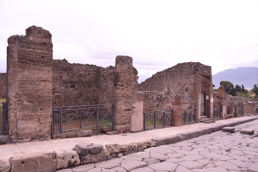 Via Stabiana, east side, Pompeii. October 2019.
Looking south-east on Via Stabiana from I.4.8, on left, to southern end at I.4.1, on right, with junction of Vicolo del Menandro.
Foto Tobias Busen, ERC Grant 681269 DÉCOR.