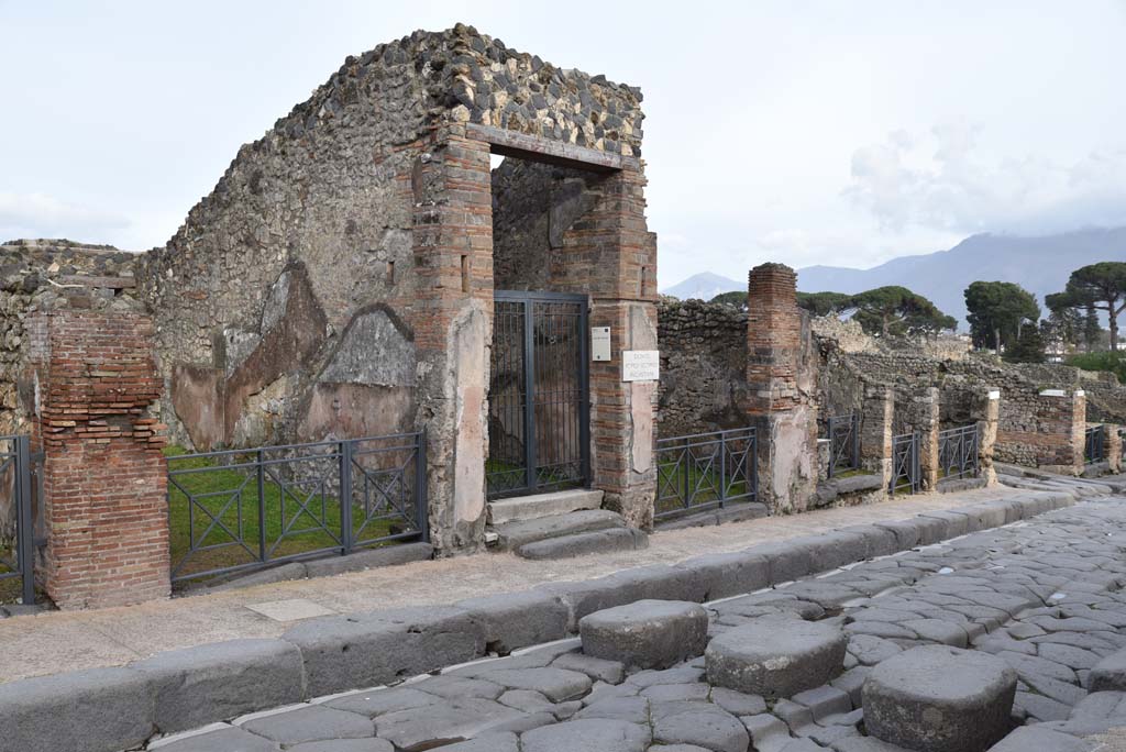 Via Stabiana, east side, Pompeii. March 2018.
Looking south-east towards entrance doorways, from I.4.6, on left, to I.4.1, on right, with Vicolo del Menandro.
Foto Tobias Busen, ERC Grant 681269 DÉCOR