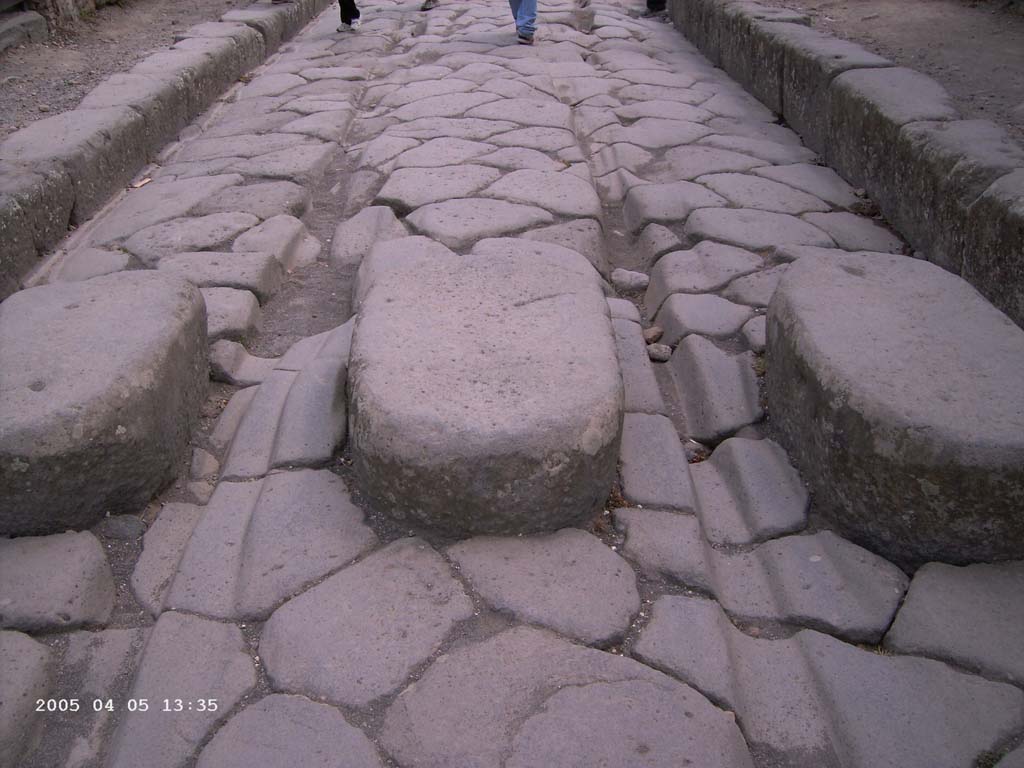 Via Stabiana, Pompeii. April 2005. Steppingstones in roadway between I.4.5 and VIII.4.26, looking south.
Photo courtesy of Klaus Heese.