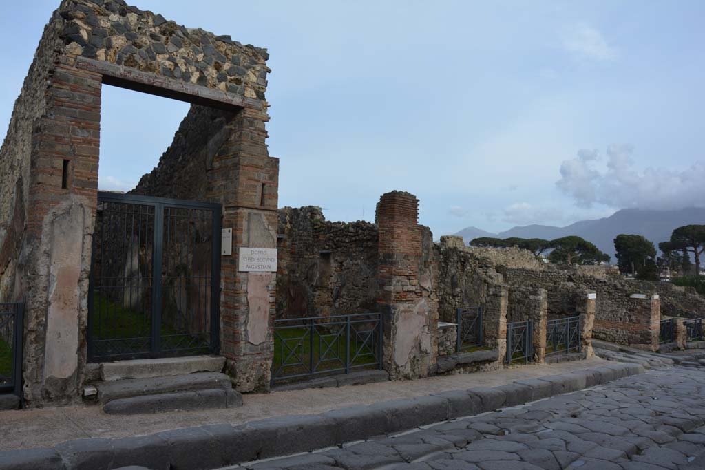 Via Stabiana, east side, Pompeii. March 2018.
Looking south-east towards entrance doorways, from I.4.5, on left, to I.4.1, on right, with Vicolo del Menandro
Foto Tobias Busen, ERC Grant 681269 DÉCOR