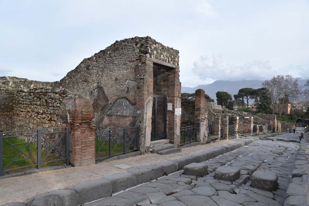 Via Stabiana, east side, Pompeii. March 2018.
Looking south-east towards entrance doorways, from I.4.7, on left, to I.4.1, centre right, and looking south towards Stabian Gate, on right.
Foto Tobias Busen, ERC Grant 681269 DÉCOR