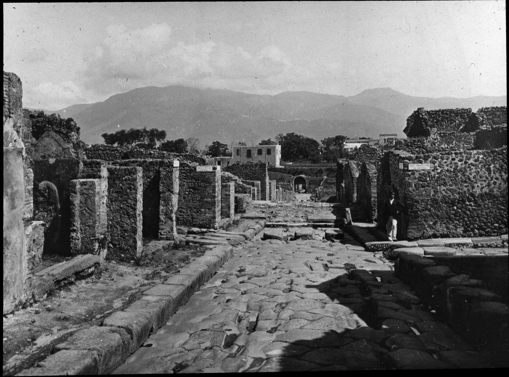 Via Stabiana, Photo by Fratelli Alinari (I. D. E. A.). Looking south to Stabian Gate.
Used with the permission of the Institute of Archaeology, University of Oxford. File name instarchbx208im 005. Resource ID. 44331.
See photo on University of Oxford HEIR database