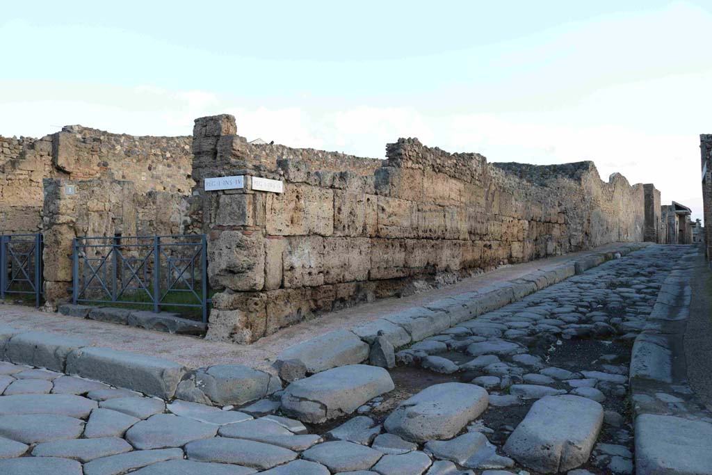 Via Stabiana at I.4.1 Pompeii, on left. December 2018.
Looking towards doorway on north-east side of junction between Via Stabiana, on left, and Vicolo del Menandro, on right. Photo courtesy of Aude Durand.