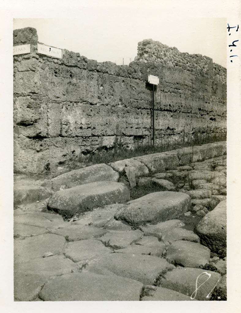 Vicolo del Menandro, Pompeii. Pre-1937-39.
Looking east towards exterior south wall of shop at 1.4.1, from Via Stabiana.
Photo courtesy of American Academy in Rome, Photographic Archive. Warsher collection no. 081.