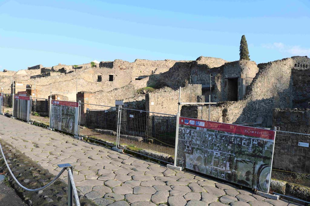 Via Stabiana, east side. December 2018.
Looking north along Insula 2, from I.2.8, on right, towards I.2.13, on left. Photo courtesy of Aude Durand.