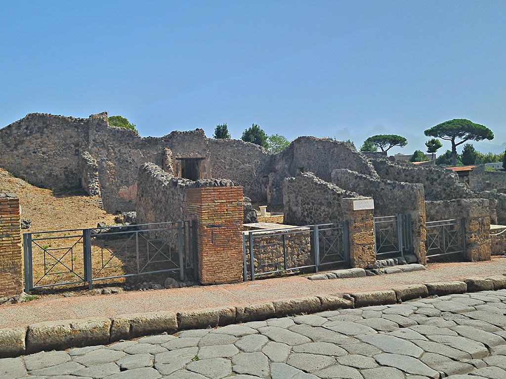 Via Stabiana, east side, Pompeii. September 2024.
Entrance doorways from I.2.12, I.2.11, I.2.10 and I.2.9, on right. Photo courtesy of Giuseppe Ciaramella.