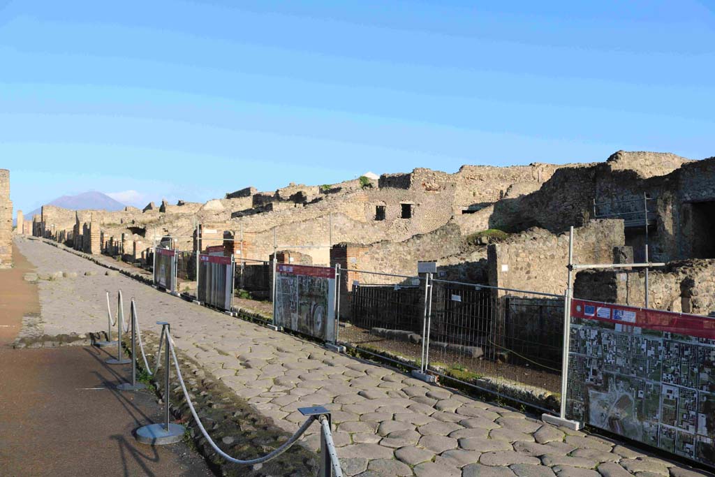 Via Stabiana. December 2018. Looking north between VIII.7, on left and I.2, on right. Photo courtesy of Aude Durand.