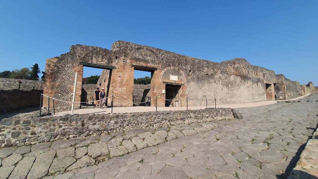 Via Stabiana, west side, Pompeii. July 2021. Looking north along west side from VIII.7.16, on left.
Foto Annette Haug, ERC Grant 681269 DÉCOR.