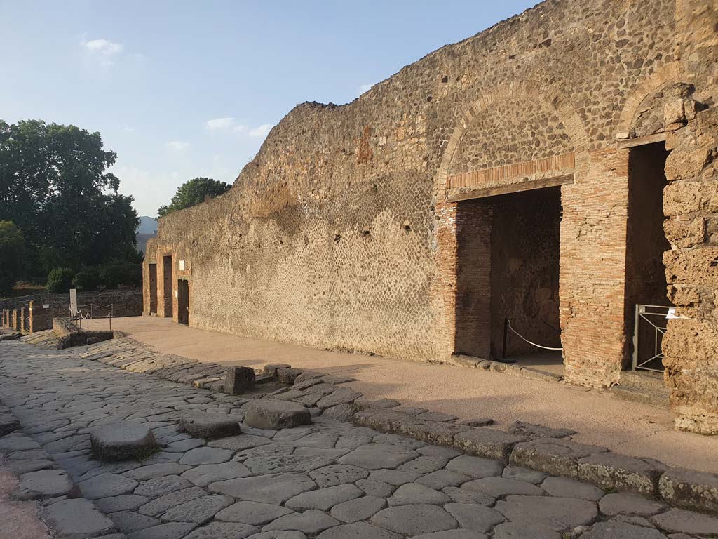 Via Stabiana, west side, Pompeii. August 2021.
Looking south-west towards entrances at VIII.7.16, 17, 18, 19, 20 and 21, the Theatres.
Foto Annette Haug, ERC Grant 681269 DÉCOR.