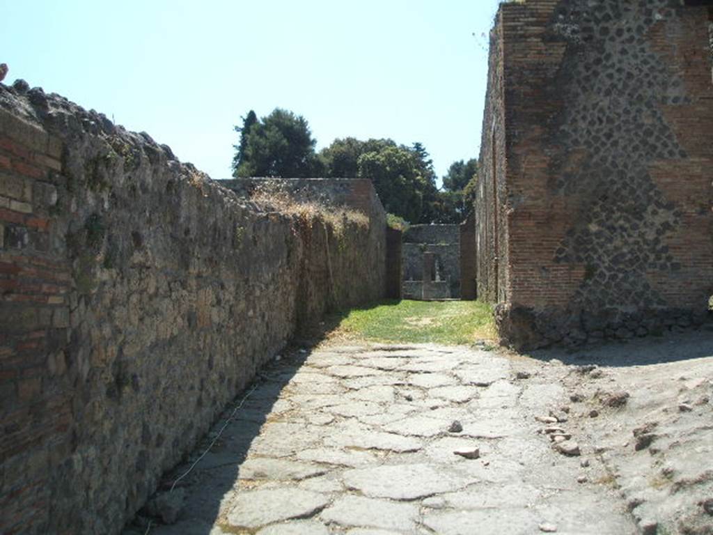 Entrance to alleyway at VIII.7.16 from Via Stabiana. Looking west towards Gladiators Barracks. September 2005.
