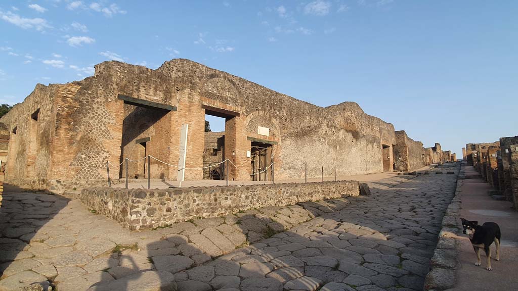 Via Stabiana, Pompeii. August 2021. Looking north along west side (VIII.7) on left, and I.2, on right.
Foto Annette Haug, ERC Grant 681269 DÉCOR.