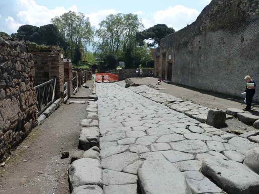 Via Stabiana. May 2010. Looking south between I.3 and VIII.7.