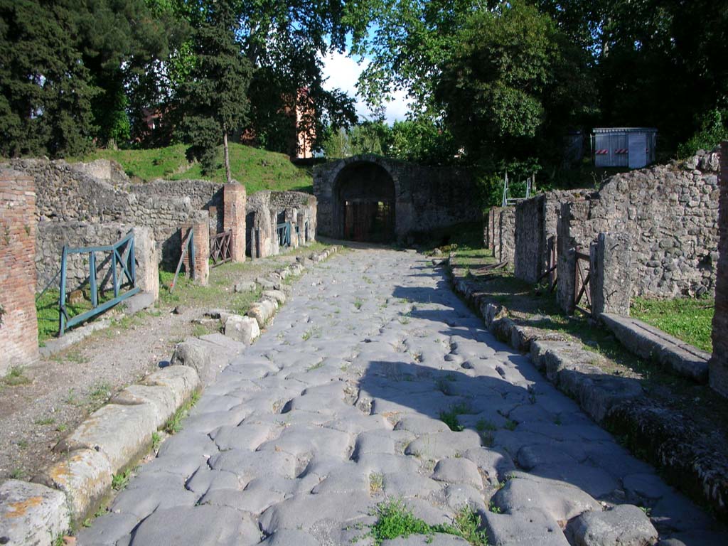Via Stabiana, Pompeii. May 2010. Looking south. Photo courtesy of Ivo van der Graaff.