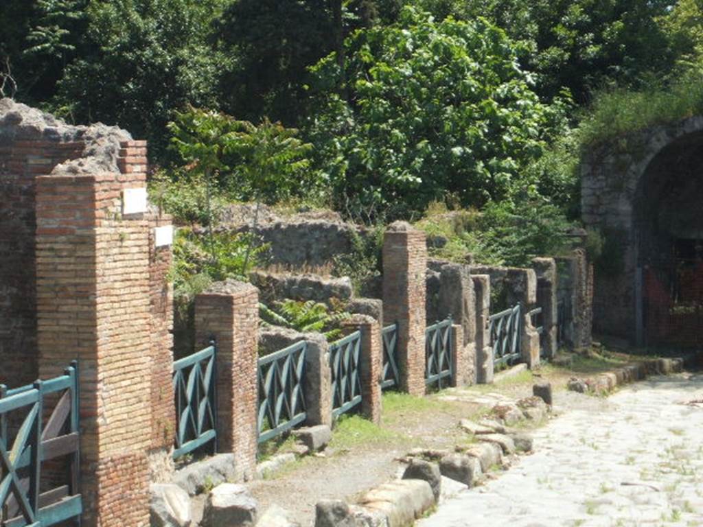 Via Stabiana, east side at I.1. Looking south from the junction with Vicolo del Conciapelle. May 2005.