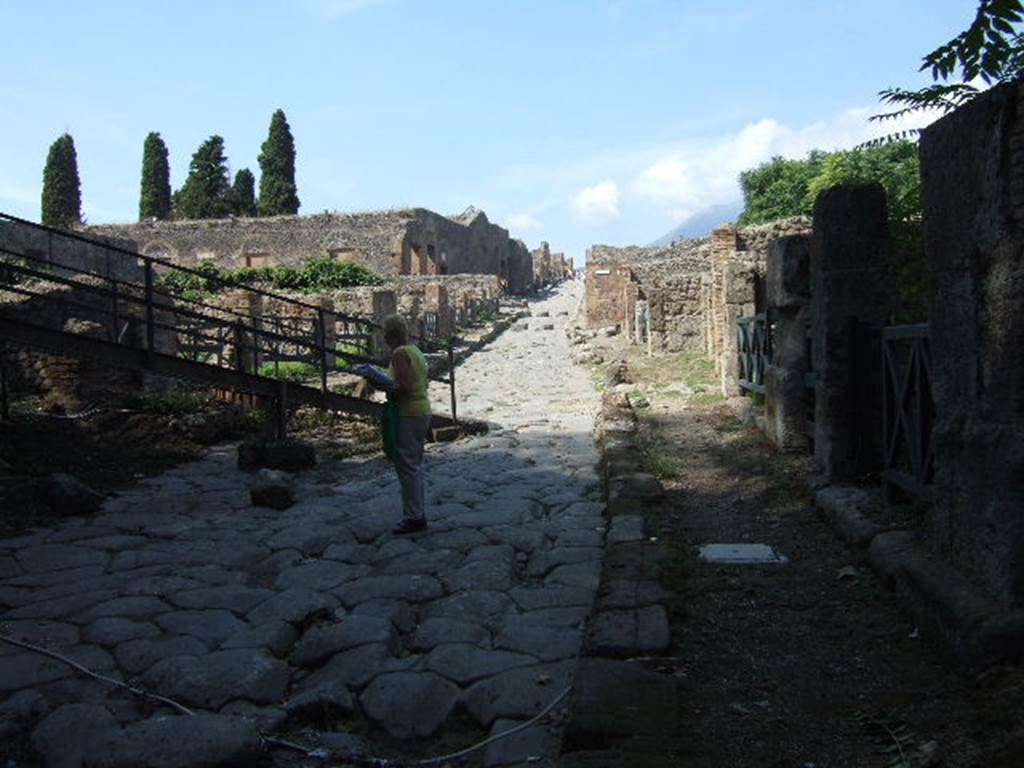 Via Stabiana between VIII.7 and I.1. Looking north from the Stabian Gate. September 2005.