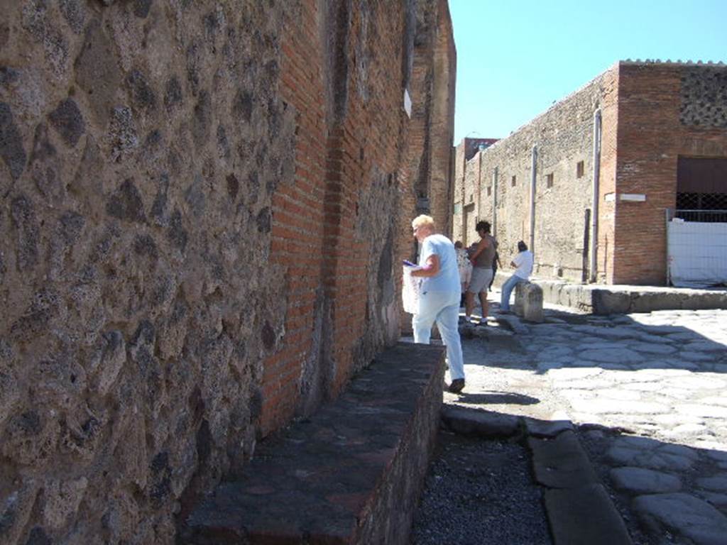 Via degli Augustali. September 2005. South side.  Looking west towards Vicolo dei Soprastanti and Via del Foro. 

