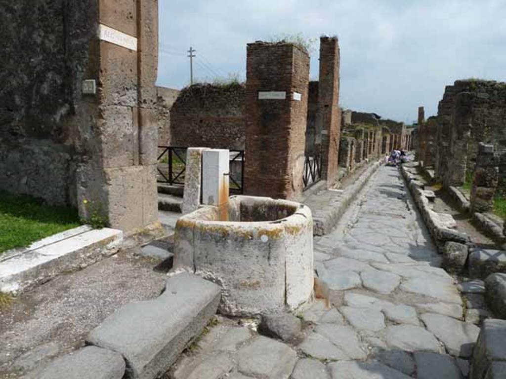 Via degli Augustali, May 2010. Looking east to junction with Vicolo Storto, behind the fountain.
