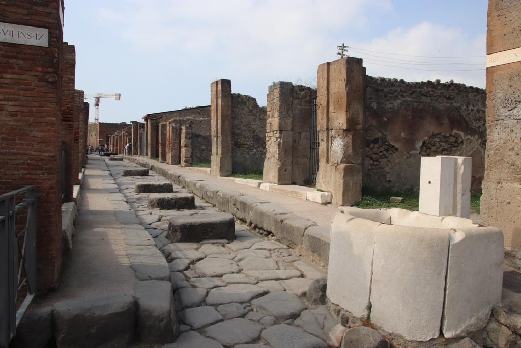 Via degli Augustali, Pompeii. October 2023. Looking west from fountain outside VII4.32. Photo courtesy of Klaus Heese.