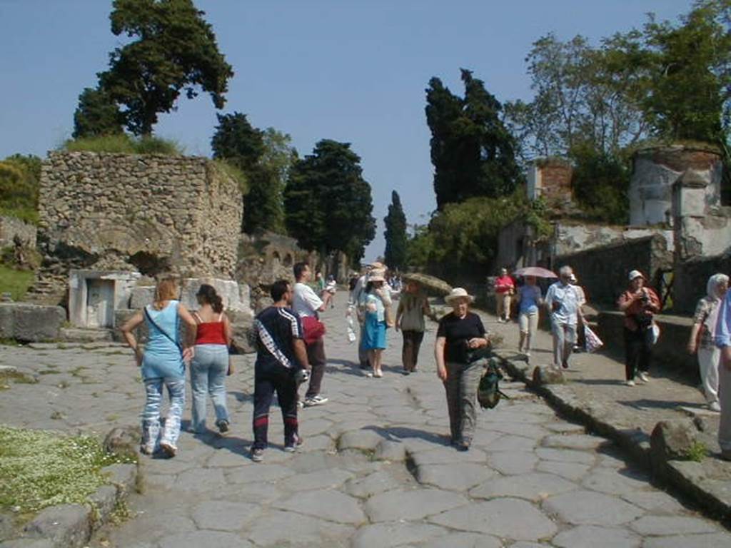 Via dei Sepolcri. May 2004. Looking south past junction with Via Superior. 