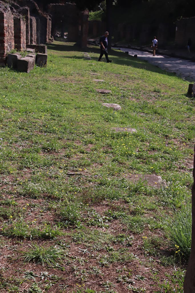 Via dei Sepolcri, east side, Pompeii. October 2023.
Looking south along line of colonnade. Photo courtesy of Klaus Heese.
