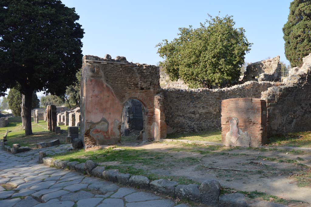 Via dei Sepolcri, Pompeii. October 2017. Looking north-east along east side, from near HGE 14/12.
Foto Taylor Lauritsen, ERC Grant 681269 DÉCOR.

