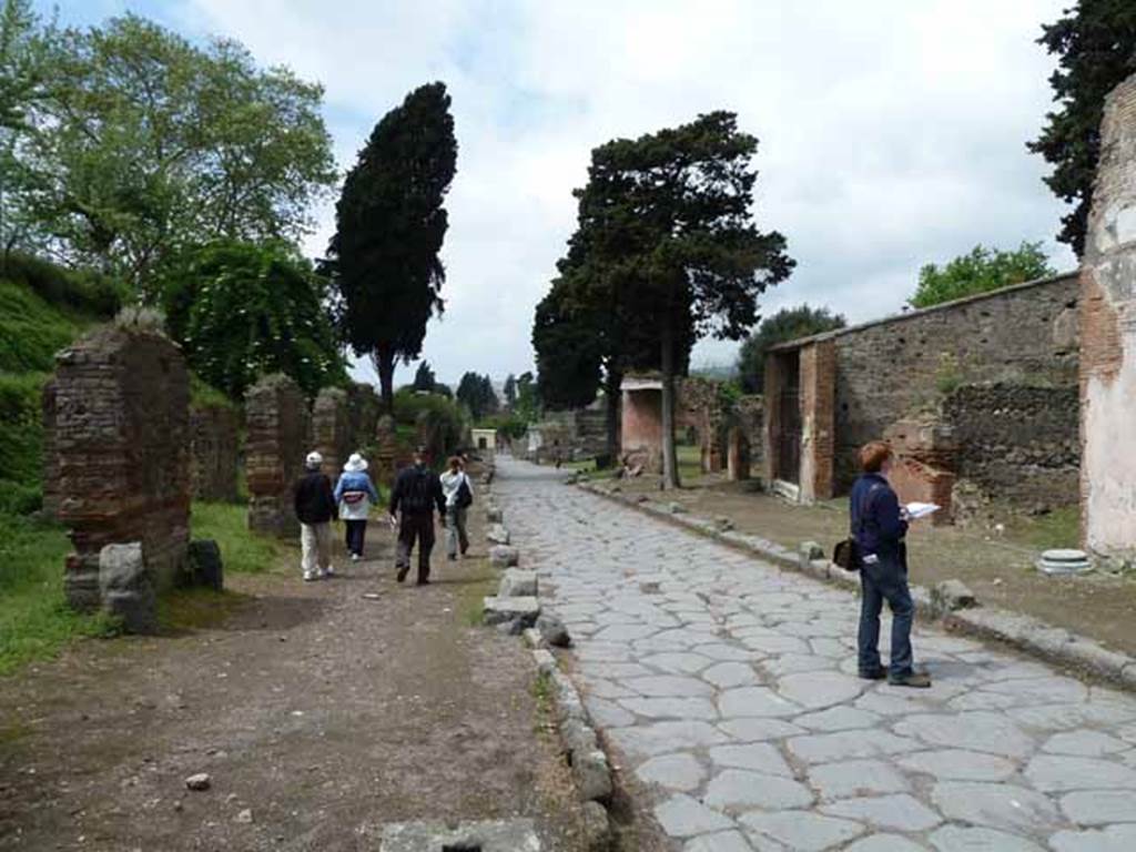 Via dei Sepolcri, May 2010. Looking north from near HGW08.