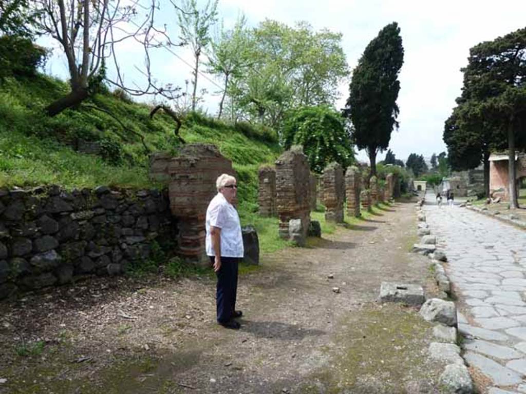 Via dei Sepolcri, west side, May 2010. Looking north from HGW07.