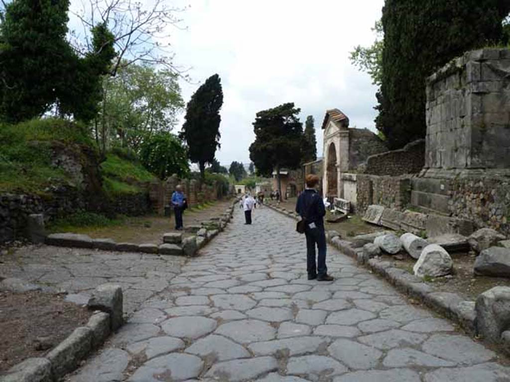 Via dei Sepolcri, May 2010. Looking north from HGW06.