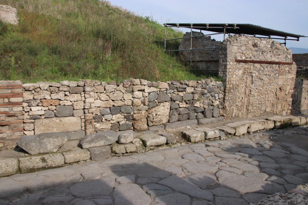 Via del Vesuvio, east side, Pompeii. October 2022. Looking towards V.6.3, V.6.2, and V.6.1. Photo courtesy of Klaus Heese.